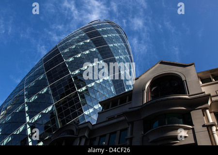 Vecchi e nuovi edifici giustapposte nella City di Londra Foto Stock