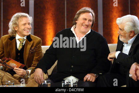 Swiss-nati attore Mario Adorf (R), il suo collega francese Gerard Depardieu (C) e l'host Thomas Gottschalk sono illustrati alla ZDF scommesse visualizza "Wetten Dass,...?' di Salisburgo, Austria, 26 gennaio 2008. Foto: Patrick Seeger Foto Stock