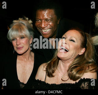 (L-R) US attrice Linda Evans, Swiss-nato attrice Ursula Andress, e cubana cantante Roberto Blanco, condividere una risata al 'Lambertz Lunedi' Party a Colonia, Germania, 28 gennaio 2008. Il partito di caramelle produttore 'Lambertz' tradizionalmente ha avuto luogo nell'ambito di dolci internazionali fair ISM. Foto: FELIX HEYDER Foto Stock