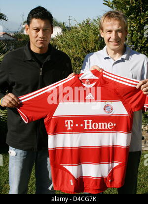 L'handout svincolata dal club della Bundesliga FC Bayern Monaco datata 29 gennaio 2008 mostra incoming head coach della Bundesliga campione del record FC Bayern Monaco, Juergen Klinsmann (R) e il suo futuro assistant coach, Martin Vasquez (L), in posa con un monaco di baviera jersey a Los Angeles, CA, Stati Uniti d'America, 29 gennaio 2008. Come il club ha annunciato il 30 gennaio 2008, 44-anno-vecchio Vasquez inizierà il suo lavoro la s Foto Stock