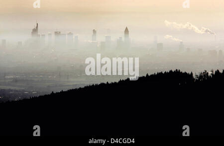 La foto mostra lo skyline della banca torri di Francoforte sul Meno nella fitta nebbia dal monte Feldberg, Germania, 25 gennaio 2008. Foto: Frank può Foto Stock