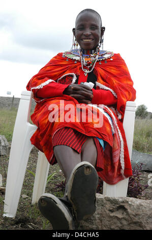 Un Maasai si siede su una sedia in plastica nel distretto di Kajiado in Kenya, 04 dicembre 2007. Foto: Sandra Gaetke Foto Stock