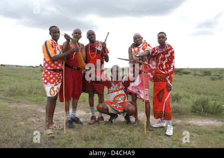 Un gruppo di uomini Maasai è raffigurato nel distretto di Kajiado in Kenya, 04 dicembre 2007. Foto: Sandra Gaetke Foto Stock