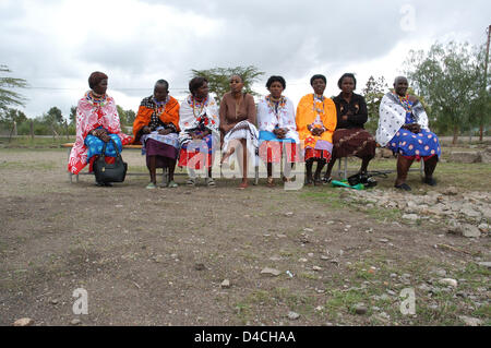 Un gruppo di donne Maasai è raffigurato nel distretto di Kajiado in Kenya, 04 dicembre 2007. Foto: Sandra Gaetke Foto Stock