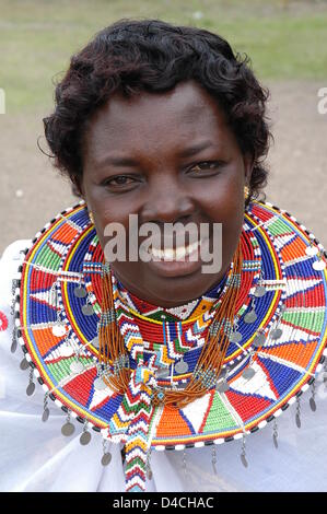 Una donna Maasai è raffigurato nel distretto di Kajiado in Kenya, 04 dicembre 2007. Foto: Sandra Gaetke Foto Stock