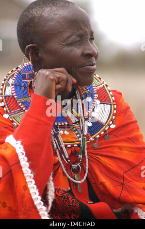 Una donna Maasai è raffigurato nel distretto di Kajiado in Kenya, 04 dicembre 2007. Foto: Sandra Gaetke Foto Stock