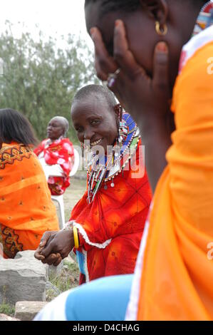 Un gruppo di donne Maasai è raffigurato nel distretto di Kajiado in Kenya, 04 dicembre 2007. Foto: Sandra Gaetke Foto Stock