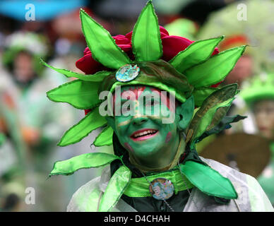 Una Donna vestita di un costume da fiore, prende parte alla sfilata di  carnevale a Duesseldorf in Germania, 04 febbraio 2008. Con la tradizionale  sfilata dal motto er kann och alles oeverdriewe! (Nulla può essere  overdone) i festeggiamenti carnevaleschi