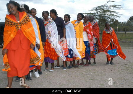 Un gruppo di donne Maasai è raffigurato nel distretto di Kajiado in Kenya, 04 dicembre 2007. Foto: Sandra Gaetke Foto Stock