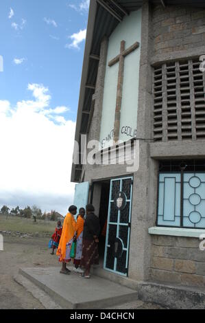 Masai donne raffigurate visitando una chiesa cristiana nel distretto di Kajiado del sud del Kenya, 04 dicembre 2007. Foto: Sandra Gaetke Foto Stock