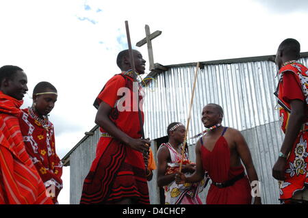 Masai persone raffigurate visitando una chiesa cristiana nel distretto di Kajiado del sud del Kenya, 04 dicembre 2007. Foto: Sandra Gaetke Foto Stock