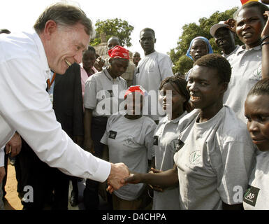 In Germania il presidente Horst Koehler (L) saluta le donne al campo per rifugiati interni a Gulu, in Uganda, 5 febbraio 2008. Signor Koehler e sua moglie Eva Koehler sono su una tre giorni di visita di stato in Uganda e poi proseguire per il Ruanda. Foto: WOLFGANG KUMM Foto Stock