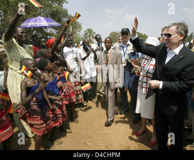 In Germania il presidente Horst Koehler (R) è accolto in un campo per rifugiati interni a Gulu, in Uganda, 5 febbraio 2008. Signor Koehler e sua moglie Eva Koehler sono su una tre giorni di visita di stato in Uganda e poi proseguire per il Ruanda. Foto: WOLFGANG KUMM Foto Stock