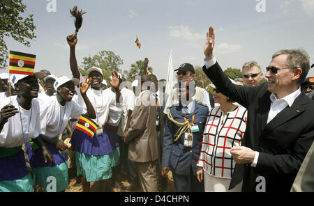 In Germania il presidente Horst Koehler (R) è accolto in un campo per rifugiati interni a Gulu, in Uganda, 5 febbraio 2008. Signor Koehler e sua moglie Eva Koehler sono su una tre giorni di visita di stato in Uganda e poi proseguire per il Ruanda. Foto: WOLFGANG KUMM Foto Stock