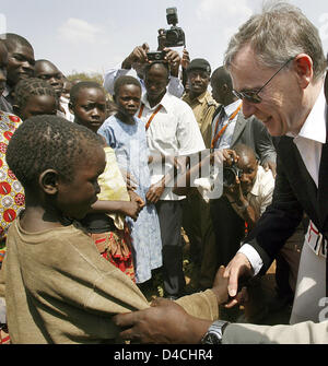 In Germania il presidente Horst Koehler (R) accoglie bambini nel campo per rifugiati interni a Gulu, in Uganda, 5 febbraio 2008. Signor Koehler e sua moglie Eva Koehler sono su una tre giorni di visita di stato in Uganda e poi proseguire per il Ruanda. Foto: WOLFGANG KUMM Foto Stock