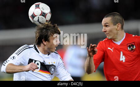 La Germania Bernd Schneider (L) il sistema VIES per la palla con dell'Austria Emanuel Pogatetz durante la international amichevole Austria vs Germania a Ernst-Happel-stadium di Vienna (Austria), 06 febbraio 2008. Foto: PETER KNEFFEL Foto Stock