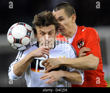 La Germania Bernd Schneider (L) il sistema VIES per la palla con dell'Austria Emanuel Pogatetz durante la international amichevole Austria vs Germania a Ernst-Happel-stadium di Vienna (Austria), 06 febbraio 2008. Foto: PETER KNEFFEL Foto Stock