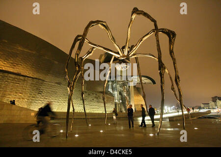 Louise Bourgeois' spider-scultura "ama" è visibile nella parte anteriore del Museo Guggenheim a Bilbao, Spagna, 24 ottobre 2007. Foto: Bodo segna Foto Stock