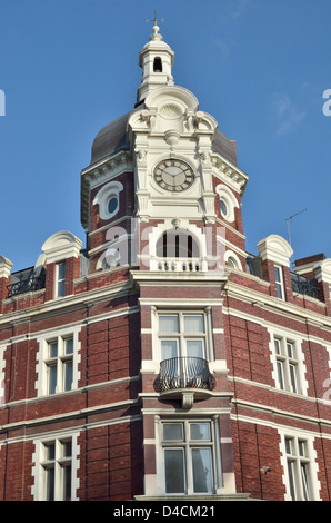 Torre dell orologio al di sopra del Pommelers Arms pub in Tooley Street, London Bridge, London, Regno Unito Foto Stock