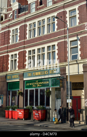 I bracci Pommelers Wetherspoon pub in Tooley Street, London Bridge, Londra, Regno Unito. Foto Stock