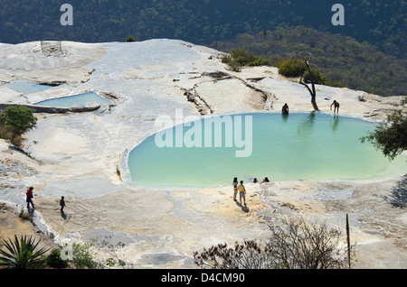 La balneazione in sorgenti minerali di Hierve el Agua, Oaxaca, Messico. Foto Stock