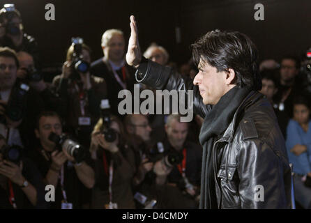 Attore indiano Shah Rukh Khan arriva per una foto chiamata sul suo film "Om Shanti Om' al 58° Festival Internazionale del Cinema di Berlino a Berlino, Germania, 08 febbraio 2008. Il film è in esecuzione fuori concorso al 58th Berlinale. Foto: RAINER JENSEN Foto Stock