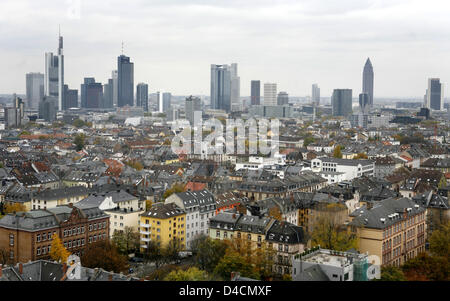 La foto mostra la skyline di Francoforte sul Meno, Germania, 14 luglio 2007. Foto: Frank Rumpenhorst Foto Stock