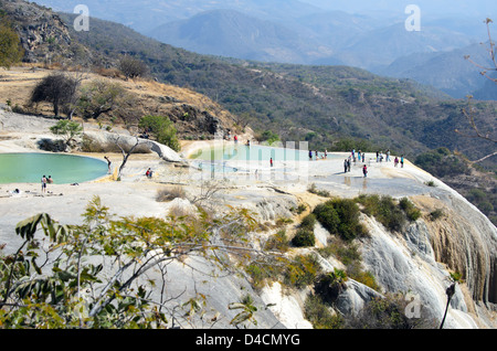 Le sorgenti minerali di Hierve el Agua dare modo alla "cascate pietrificate' sulla scogliera. Foto Stock