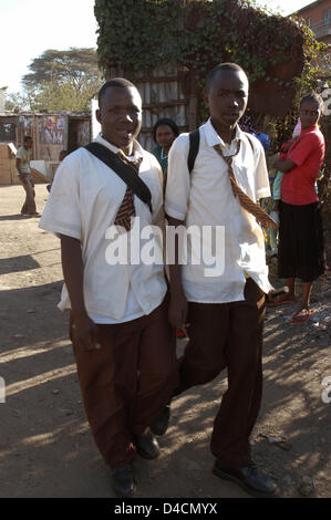 La foto mostra i ragazzi in uniformi di scuola che vivono nella baraccopoli di Huruma a Nairobi, in Kenya, 28 novembre 2007. Il Kenya ha la scolarizzazione obbligatoria e molti bambini ricevono il loro unico pasto regolari a scuola. Foto: Sandra Gaetke Foto Stock