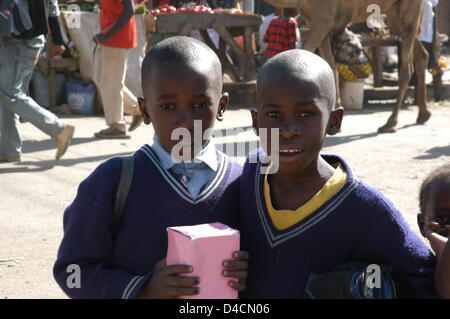 La foto mostra i ragazzi in uniformi di scuola che vivono nella baraccopoli di Huruma a Nairobi, in Kenya, 28 novembre 2007. Il Kenya ha la scolarizzazione obbligatoria e molti bambini ricevono il loro unico pasto regolari a scuola. Foto: Sandra Gaetke Foto Stock