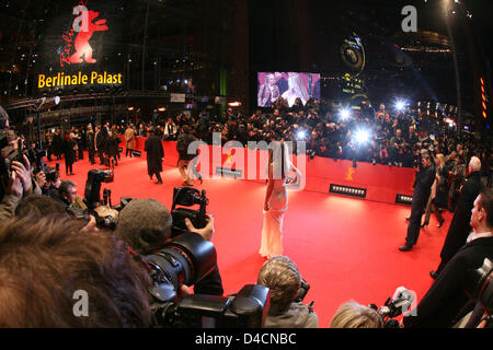 TV tedesca Karen host Webb (C) arriva per la premiere del film "Elegy" al 58° Festival Internazionale del Cinema di Berlino a Berlino, 10 febbraio 2008. Il film corre in concorrenza per la Silver e Golden porta alla 58th Berlinale. Foto: Rainer Jensen Foto Stock