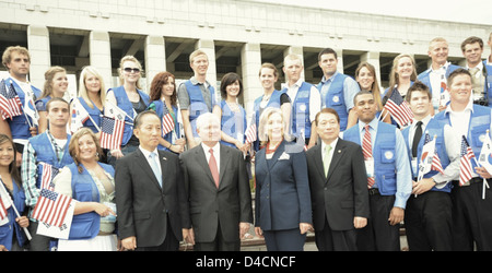 Repubblica di Corea il Ministro della difesa Kim Tae-Young, il Segretario Gates, il Segretario Clinton e il Ministro degli Esteri della Repubblica di Corea Yu Myung-hwan propongono una foto con i bambini dei veterani della guerra coreani Foto Stock