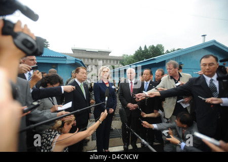 Segretario Clinton e dal Segretario Gates breve reporter Foto Stock