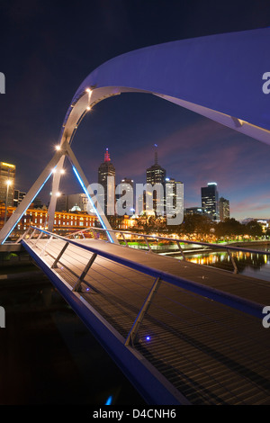 Southgate ponte illuminato al crepuscolo con lo skyline della città in background. Melbourne, Victoria, Australia Foto Stock