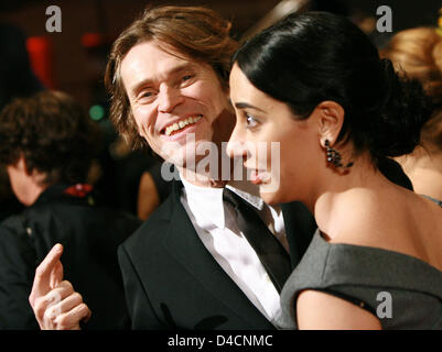 Noi attore Willem Dafoe e sua moglie Giada Colagrande arrivare alla premiere di "lucciole in giardino' al 58° Festival Internazionale del Cinema di Berlino a Berlino, 11 febbraio 2008. Il film funziona nel normale concorrenza in occasione della 58a edizione del Festival del Cinema di Berlino. Foto: Jens KALAENE Foto Stock