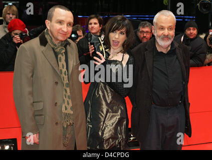 Direttore Mike Leigh (R-L), l'attrice Sally Hawkins e attore Eddie Marsan (tutti British) pone sul tappeto rosso prima della premiere del loro film 'Happy-Go-fortunato' al 58° Festival Internazionale del Cinema di Berlino a Berlino, Germania, 12 febbraio 2008. Il film viene eseguito in concorrenza per l'argento e l'Orso d'oro premi al 58th Berlinale. Foto: Soeren Stache Foto Stock