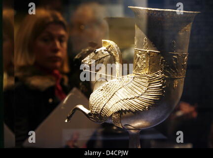 Uno scita bere-horn, un cosiddetto 'Rhyton' raffigurato presso il Museo di arte e artigianato ad Amburgo, Germania, 13 febbraio 2008. Il Rhyton costituisce parte della spettacolare mostra sull'equitazione nazione degli Sciti (800-300 a.C.) sul display fino al 25 maggio. Preziosa golden e silver e corredi funerari, vestiti ornati di gioielli, armi, armi e armature tute testimoniano la Foto Stock