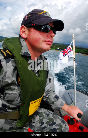 Australian Royal Navy marinaio leader Nathan Byast aziona una carena rigida Gommone Foto Stock