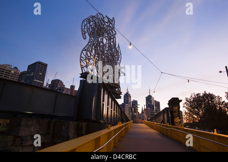 Vista lungo ponte Sandridge con lo skyline della città in background. Melbourne, Victoria, Australia Foto Stock