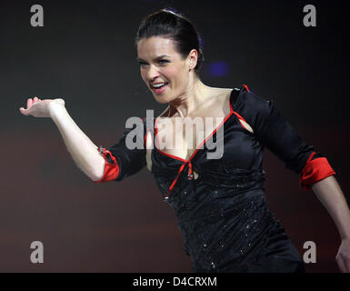 Ex tedesco di classe mondiale figura skater Katarina Witt esegue sul ghiaccio a Max-Schmeling-Halle di Berlino, Germania, 16 febbraio 2008. 6.500 tifosi giunti a vedere 42 enne Witt kick off il suo tour d'addio, che visiti otto città fino al 4 marzo 2008. Foto: Stephanie Pilick Foto Stock