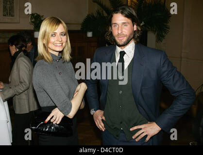 Il modello Eva Padberg è raffigurato con un regista e attivista ambientale David de Rothschild alla vigilia del Laureus World Sports Awards 2008 in occasione di un ricevimento di sponsor Mercedes-Benz e IWC a San Pietroburgo, Russia, 17 febbraio 2008. Gli atleti migliori saranno premiati i Laureus sports Award il 18 febbraio selezionati da una giuria composta da ex atleti di alto livello. Foto: Gero Breloe Foto Stock