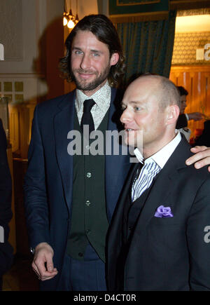 WC CEO Georges A. Kern (R) è raffigurato con un regista e attivista ambientale David de Rothschild alla vigilia del Laureus World Sports Awards 2008 in occasione di un ricevimento di sponsor Mercedes-Benz e IWC a San Pietroburgo, Russia, 17 febbraio 2008. Gli atleti migliori saranno premiati i Laureus sports Award il 18 febbraio selezionati da una giuria composta da ex atleti di alto livello. Foto: Ge Foto Stock