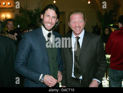 Ex giocatore di tennis Boris Becker (R) è raffigurato con un regista e attivista ambientale David de Rothschild alla vigilia del Laureus World Sports Awards 2008 in occasione di un ricevimento di sponsor Mercedes-Benz e IWC a San Pietroburgo, Russia, 17 febbraio 2008. Gli atleti migliori saranno premiati i Laureus sports Award il 18 febbraio selezionati da una giuria composta da ex atleti di alto livello Foto Stock