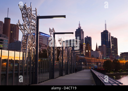 Vista lungo ponte Sandridge con lo skyline della città in background. Melbourne, Victoria, Australia Foto Stock