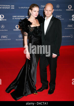 Modello russa Natalia Vodianova (L) e il marito Justin Portman (R) pone sul tappeto rosso che arrivano per la 'Laureus World Sports Awards" a San Pietroburgo, Federazione Russa, 17 febbraio 2008. Gli atleti eccezionali, che erano state selezionate da una giuria composta da ex atleti di alto livello, si sono aggiudicati il Laureus sports Award il 18 febbraio. Foto: GERO BRELOER Foto Stock