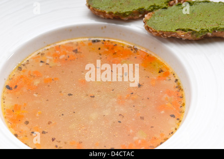Classic minestrone italiano ' passato'soup con pesto crostini sul lato Foto Stock