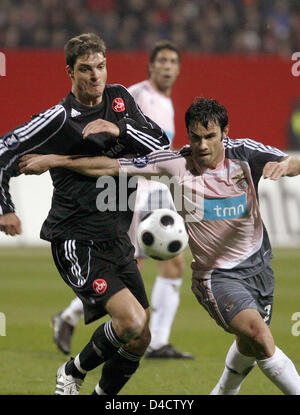 Norimberga, riscontro internazionale greco Angelos Charisteas (L) e Lisbona Luis Filipe si contendono la palla in Coppa UEFA round dello scorso 32 seconda gamba partita FC vs Norimberga Benfica Lisbona presso EasyCredit Stadium, Norimberga, Germania, 21 febbraio 2008. La partita si è conclusa con un pareggio per 2-2, Benfica è andato attraverso il round dello scorso 16 su un risultato aggregato di 3-2. Foto: Daniel Karmann Foto Stock