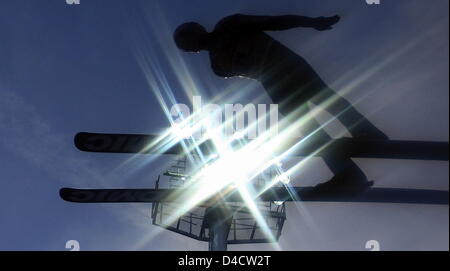 Il tedesco Michael Neumayer vola attraverso l'aria durante il primo salto della FIS Ski-Flying Campionati del Mondo a Oberstdorf in Germania, 22 febbraio 2008. I Campionati del Mondo si svolgerà dal 21 al 24 febbraio. Foto: MATTHIAS SCHRADER Foto Stock