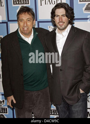 Noi consigliere Ivan (L) e figlio Jason (R) Reitman arriva per il XXIII Incontro annuale Spirit Awards in una tenda presso la spiaggia di Santa Monica, Los Angeles, CA, Stati Uniti, 23 febbraio 2008. Foto: Hubert Boesl Foto Stock