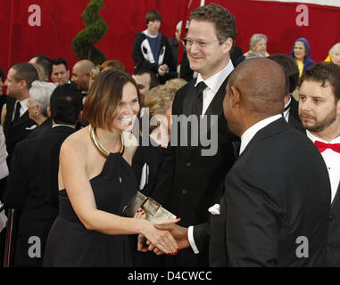 Regista tedesco Florian von Donnersmarck (C) e sua moglie Christiane (L) agitare le mani con noi attore Forest Whitaker (R) come essi arrivano per l'ottantesimo annuale di Academy Awards il Kodak Theatre di Hollywood, CA, Stati Uniti, 24 febbraio 2008. L'Academy Awards, popolarmente noto come Oscar, sono presentati dall'Accademia delle Arti e delle scienze cinematografiche (AMPAS) per riconoscere excell Foto Stock